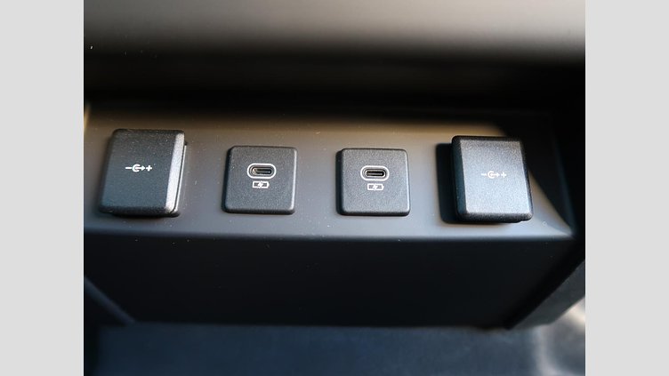 2022 認定中古車 Land Rover Defender 110 Fuji White ディーゼル １１０Ｓ Ｄ３００ コイルサスペンション装着車