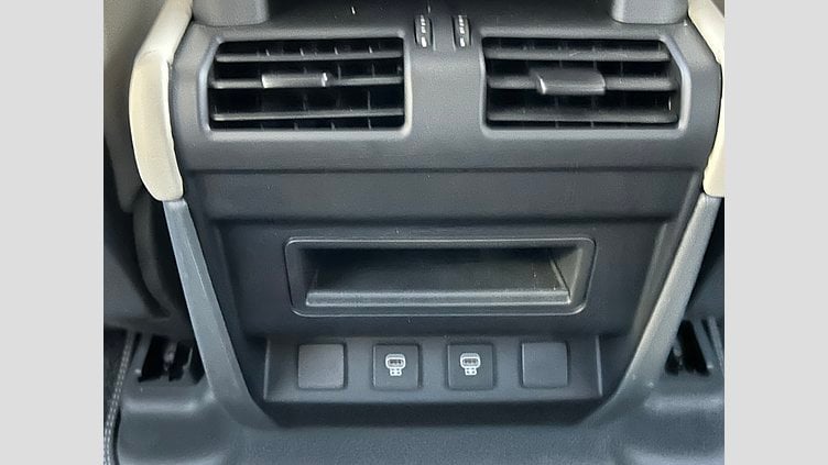 2024 認定中古車 Land Rover Defender 110 Fuji White 2.0L　P300 SE