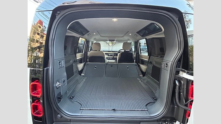 2024 認定中古車 Land Rover Defender 110 Fuji White 2.0L　P300 SE