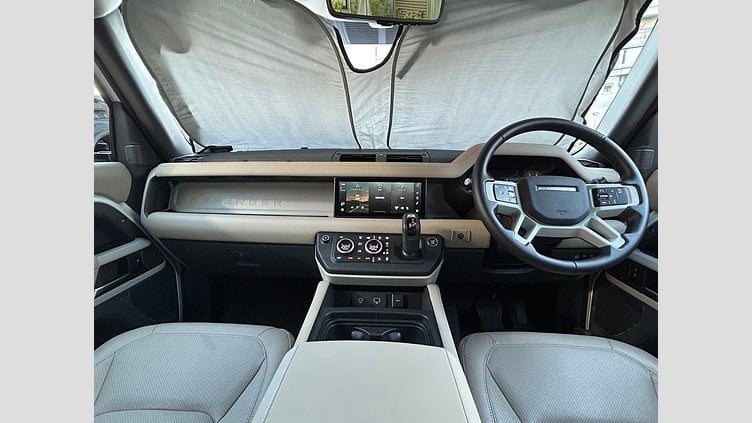 2024 認定中古車 Land Rover Defender 110 Fuji White 2.0L　P300 SE