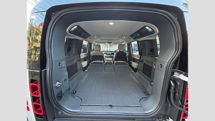 2024 認定中古車 Land Rover Defender 110 Fuji White 2.0L　P300 SE