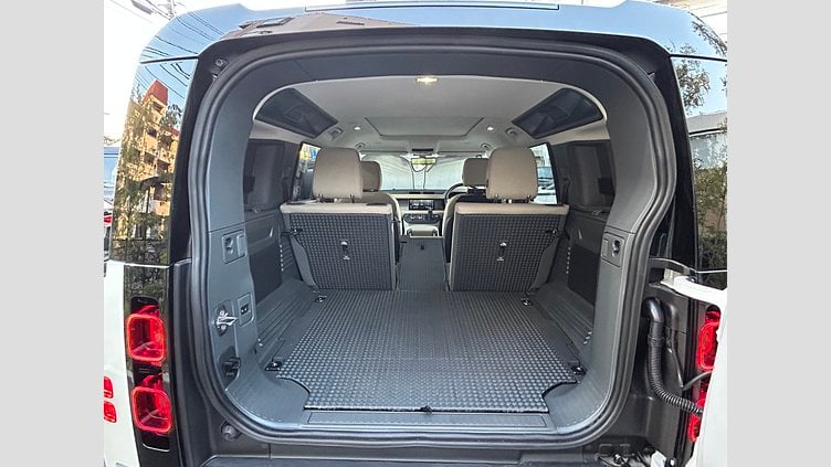 2024 認定中古車 Land Rover Defender 110 Fuji White 2.0L　P300 SE