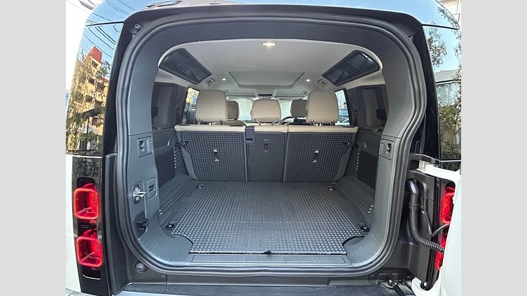 2024 認定中古車 Land Rover Defender 110 Fuji White 2.0L　P300 SE