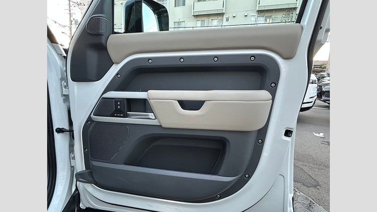 2024 認定中古車 Land Rover Defender 110 Fuji White 2.0L　P300 SE