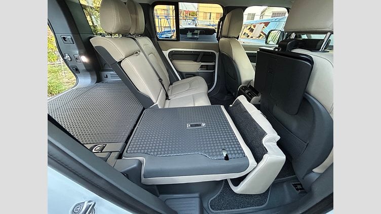 2024 認定中古車 Land Rover Defender 110 Fuji White 2.0L　P300 SE