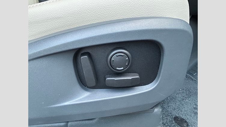 2024 認定中古車 Land Rover Defender 110 Fuji White 2.0L　P300 SE