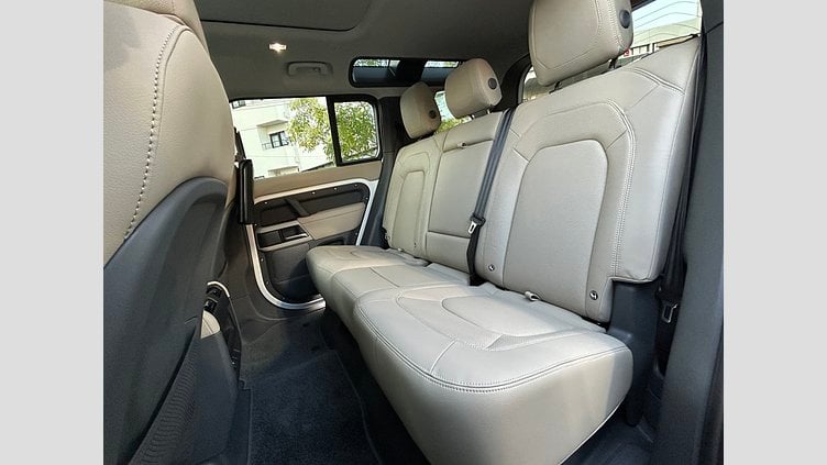2024 認定中古車 Land Rover Defender 110 Fuji White 2.0L　P300 SE