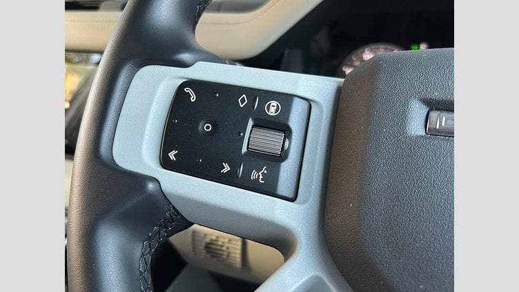 2024 認定中古車 Land Rover Defender 110 Fuji White 2.0L　P300 SE