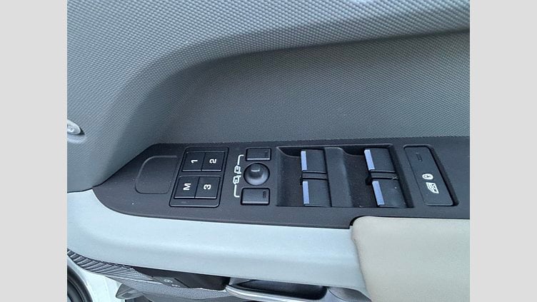 2024 認定中古車 Land Rover Defender 110 Fuji White 2.0L　P300 SE