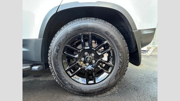 2024 認定中古車 Land Rover Defender 110 Fuji White 2.0L　P300 SE