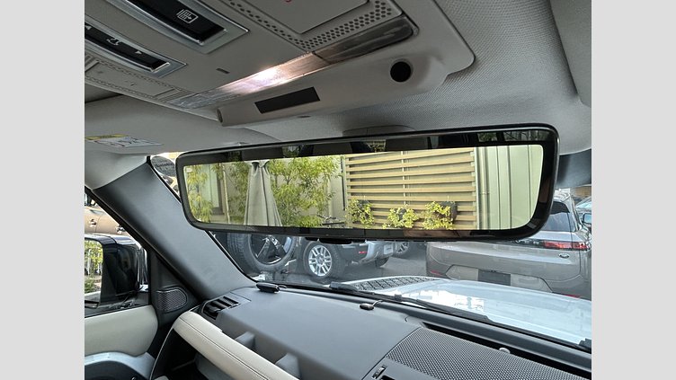 2024 認定中古車 Land Rover Defender 110 Fuji White 2.0L　P300 SE