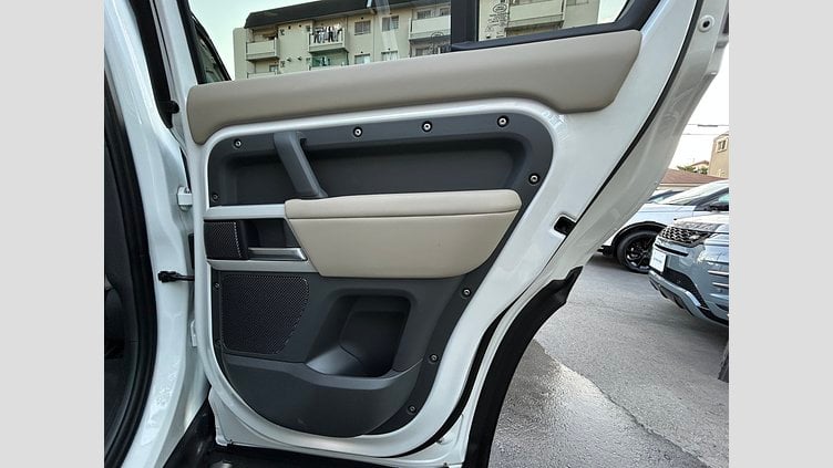 2024 認定中古車 Land Rover Defender 110 Fuji White 2.0L　P300 SE