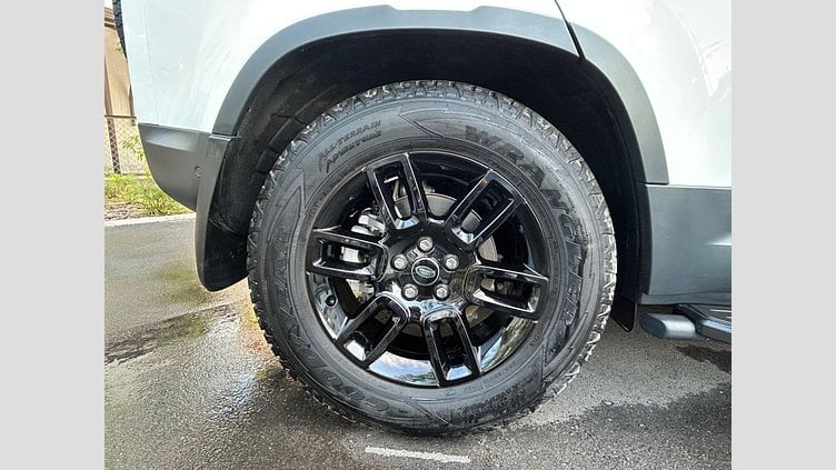 2024 認定中古車 Land Rover Defender 110 Fuji White 2.0L　P300 SE