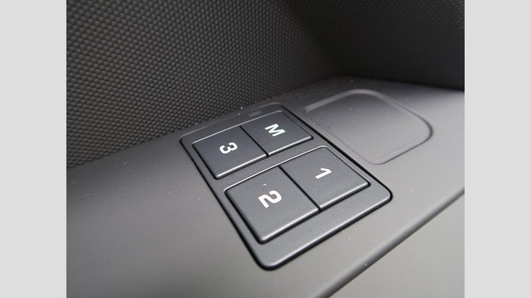 2025 認定中古車 Land Rover Defender 110 Fuji White ディーゼル １１０Ｘ－ダイナミックＳＥ Ｄ３００ エアサスペンション装着車