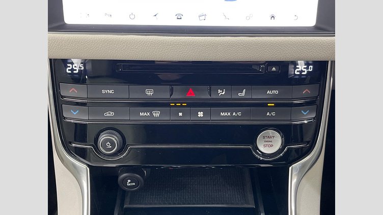 2021 認定中古車 Jaguar XF Narvik Black 2WD スポーツブレイク　プレステージ