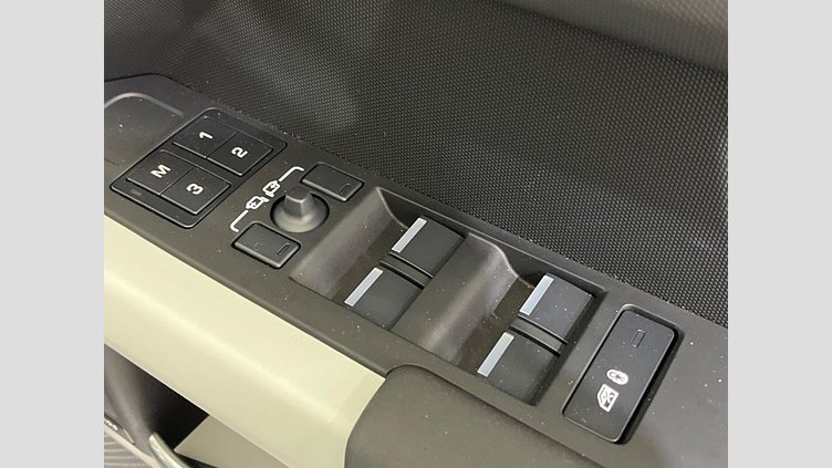 2024 認定中古車 Land Rover Defender 110 Santorini Black P300　PT204 SE