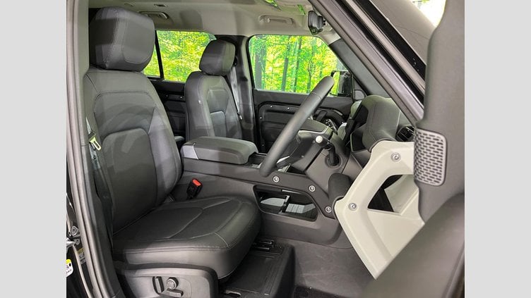 2024 認定中古車 Land Rover Defender 110 Santorini Black P300　PT204 SE