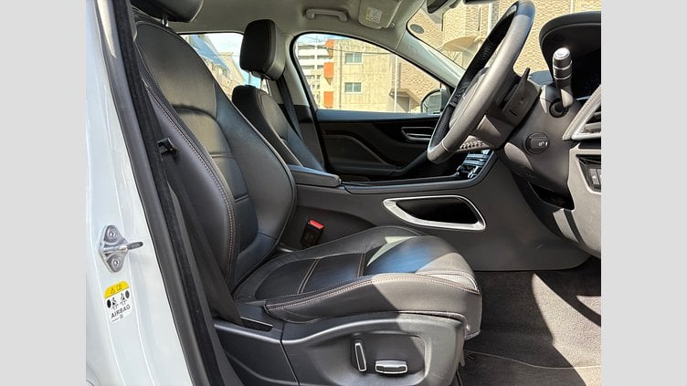 2019 認定中古車 Jaguar F-Pace Fuji White D180 プレステージ