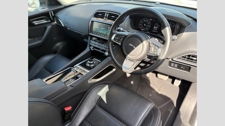 2019 認定中古車 Jaguar F-Pace Fuji White D180 プレステージ