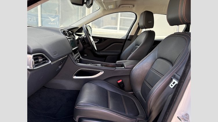 2019 認定中古車 Jaguar F-Pace Fuji White D180 プレステージ