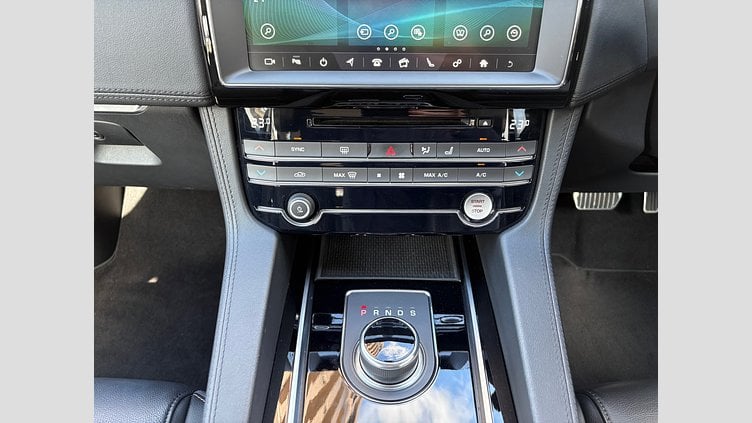 2019 認定中古車 Jaguar F-Pace Fuji White D180 プレステージ