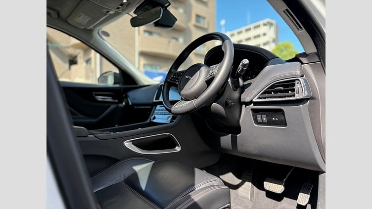 2019 認定中古車 Jaguar F-Pace Fuji White D180 プレステージ