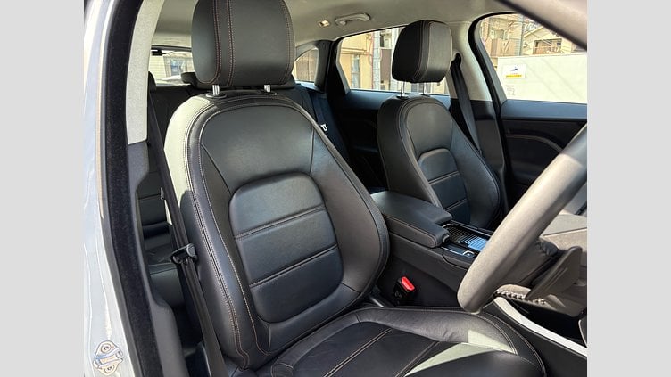 2019 認定中古車 Jaguar F-Pace Fuji White D180 プレステージ