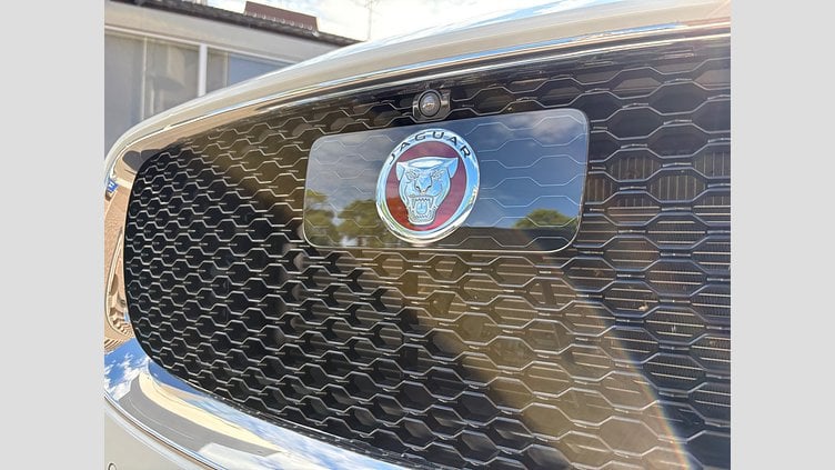 2019 認定中古車 Jaguar F-Pace Fuji White D180 プレステージ