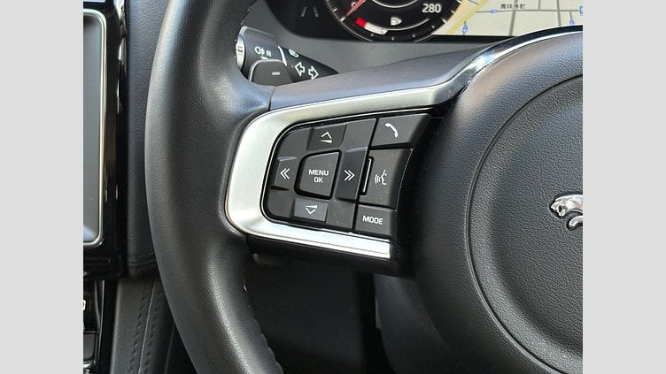 2019 認定中古車 Jaguar F-Pace Fuji White D180 プレステージ