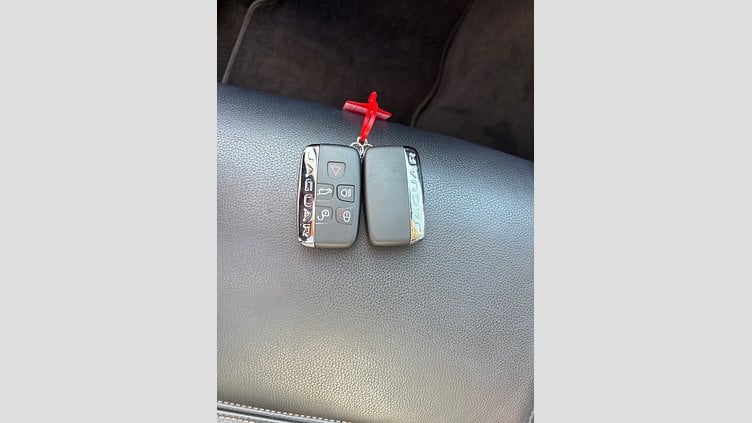 2019 認定中古車 Jaguar F-Pace Fuji White D180 プレステージ