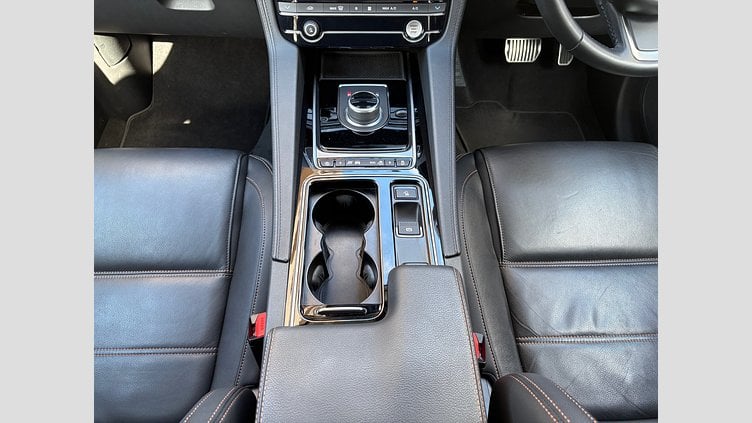 2019 認定中古車 Jaguar F-Pace Fuji White D180 プレステージ