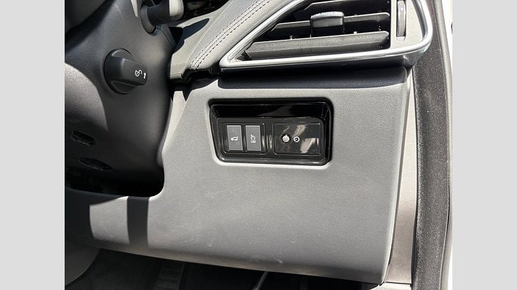 2019 認定中古車 Jaguar F-Pace Fuji White D180 プレステージ