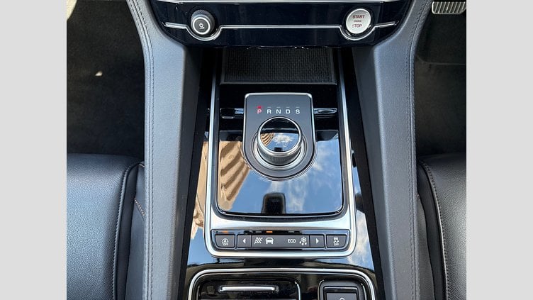 2019 認定中古車 Jaguar F-Pace Fuji White D180 プレステージ