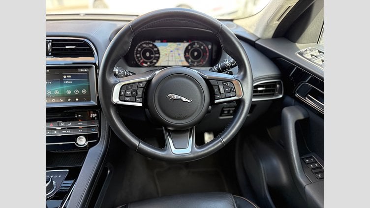 2019 認定中古車 Jaguar F-Pace Fuji White D180 プレステージ