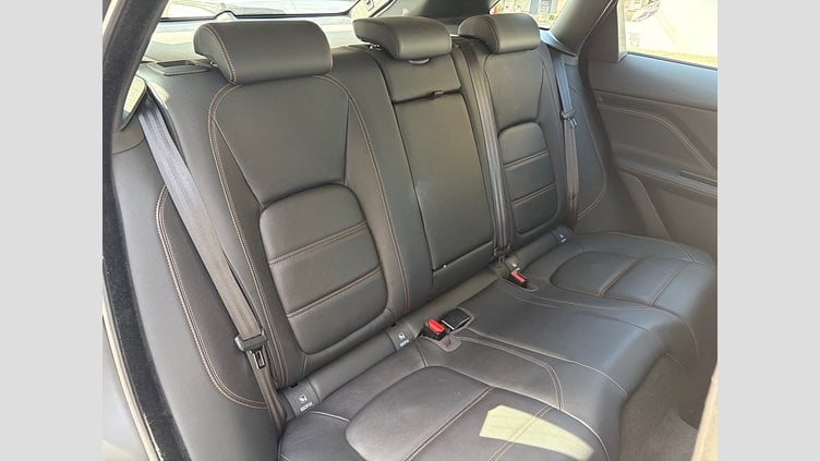 2019 認定中古車 Jaguar F-Pace Fuji White D180 プレステージ