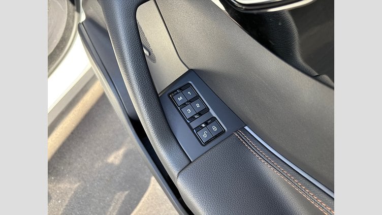 2019 認定中古車 Jaguar F-Pace Fuji White D180 プレステージ