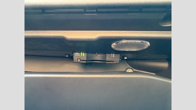 2019 認定中古車 Jaguar F-Pace Fuji White D180 プレステージ