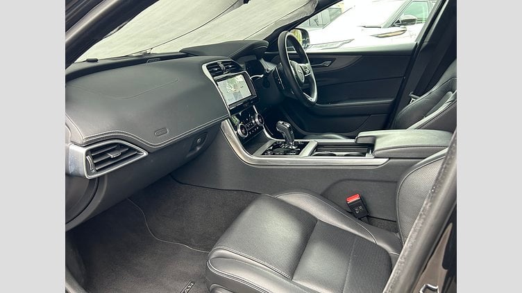 2021 認定中古車 Jaguar XE Santorini Black 2.0L 180D DynamicS