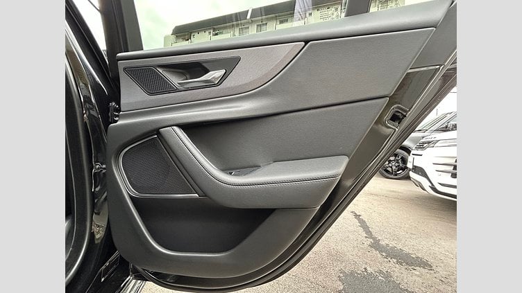 2021 認定中古車 Jaguar XE Santorini Black 2.0L 180D DynamicS