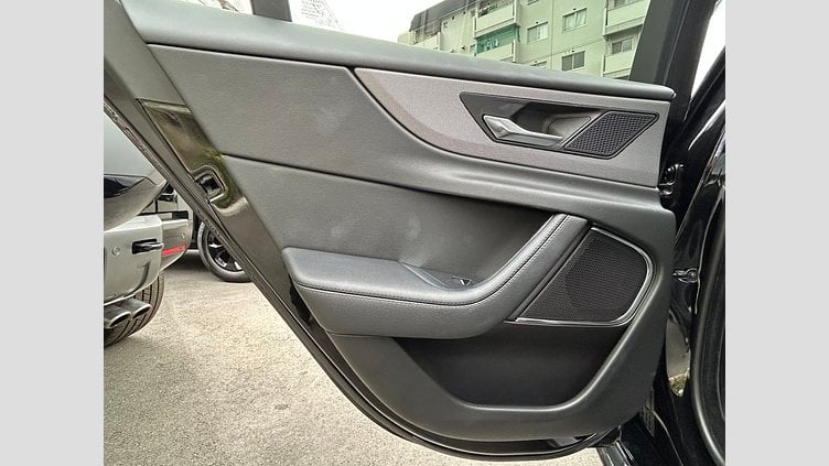 2021 認定中古車 Jaguar XE Santorini Black 2.0L 180D DynamicS