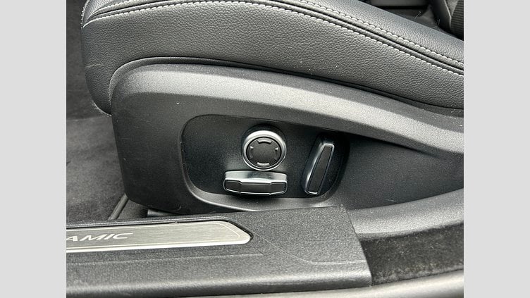 2021 認定中古車 Jaguar XE Santorini Black 2.0L 180D DynamicS