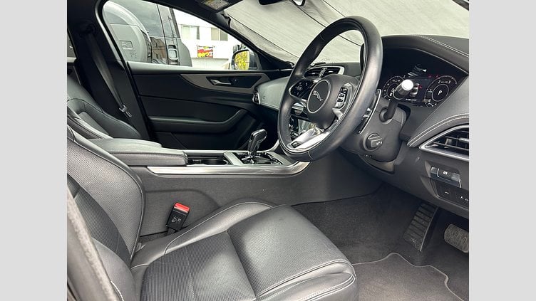 2021 認定中古車 Jaguar XE Santorini Black 2.0L 180D DynamicS