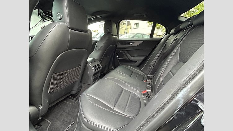 2021 認定中古車 Jaguar XE Santorini Black 2.0L 180D DynamicS