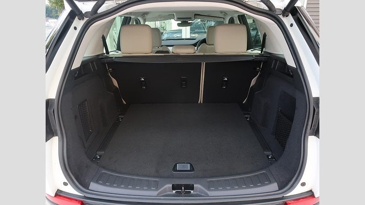 2022 認定中古車 Land Rover Discovery Sport Fuji White ディーゼル ＳＥ Ｄ２００