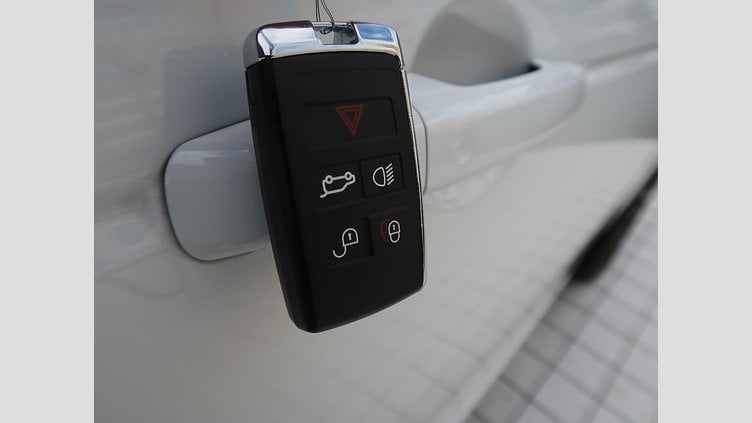 2022 認定中古車 Land Rover Discovery Sport Fuji White ディーゼル ＳＥ Ｄ２００