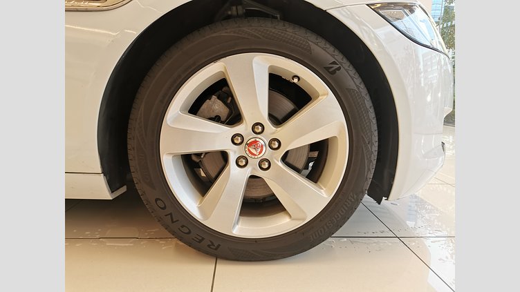 2016 認定中古車 Jaguar XF グレイシャーホワイト 2.0L　ターボ プレステージ