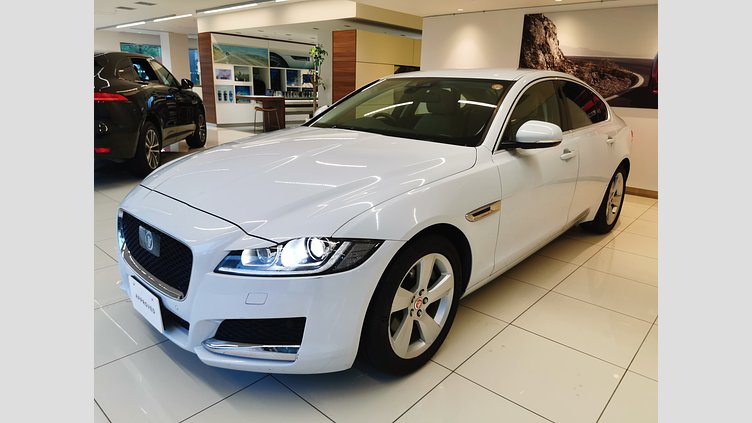 2016 認定中古車 Jaguar XF グレイシャーホワイト 2.0L　ターボ プレステージ