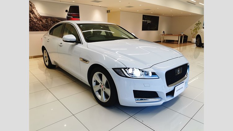 2016 認定中古車 Jaguar XF グレイシャーホワイト 2.0L　ターボ プレステージ