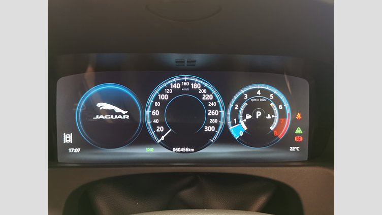 2016 認定中古車 Jaguar XF グレイシャーホワイト 2.0L　ターボ プレステージ