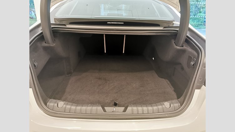 2016 認定中古車 Jaguar XF グレイシャーホワイト 2.0L　ターボ プレステージ